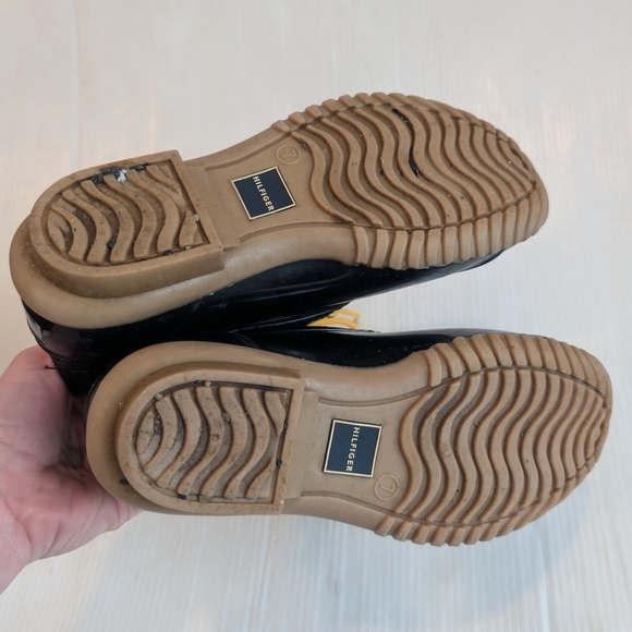 TOMMY HILFIGER Hessa Women's Black and Red Plaid Duck Boots Size 7 - Picture 9 of 9